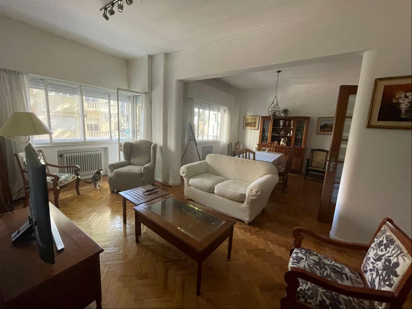 Sólo para exquisitos: Amantes del centro sur. Excelente apartamento en maravilloso estado. Edificio Siri. Hiperluminoso. Totalmente reciclado. U$S 235.000.