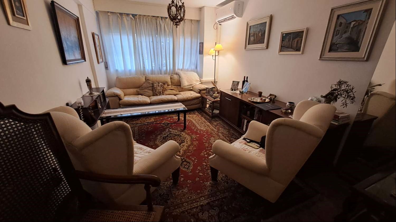 Precioso apartamento Cavia y Pimienta, al frente, planta baja, con patio, dos dormitorios. USD 167.000
