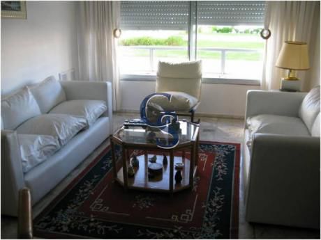 Apartamento En Torre Washington, En Venta, Mansa, Punta Del Este, 2 Dormitorios.