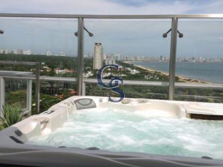 Apartamento En Torre Madison, En Venta, Mansa, Punta Del Este, 3 Dormitorios.