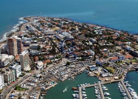 A Pasos Del Puerto