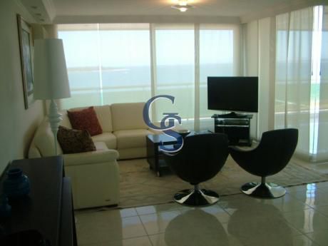 Apartamento En Coral Tower, En Venta, Mansa, Punta Del Este, 3 Dormitorios.