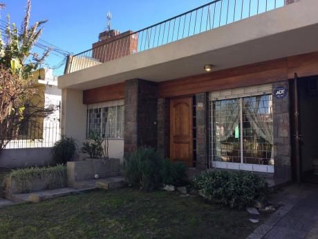 Casa De 4 Baños 5 Dormitorios Y Garaje En Barrio Buceo