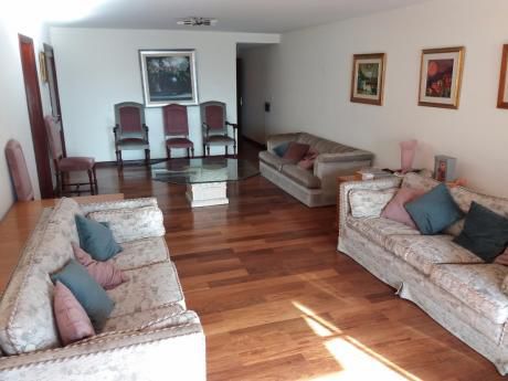 4 Habitaciones,escritorio.amplia Recepción.estar. 3 Garajes.excepcional.