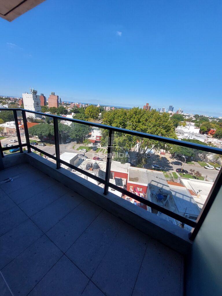 Apartamento 2 dormitorios en piso alto. Terraza y vista.
