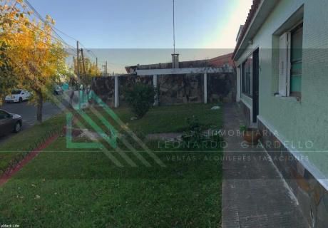 Casa En Dos Avenidas | Gran Terreno, Con Saneamiento.