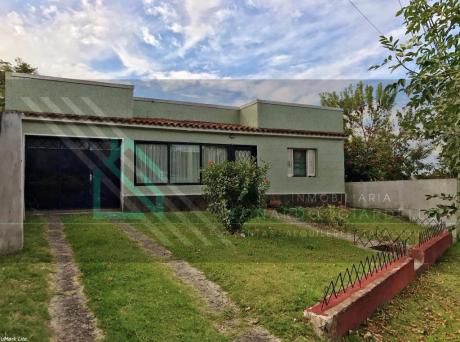 Casa En Dos Avenidas | Gran Terreno, Con Saneamiento.