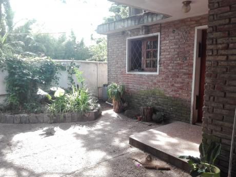 Agosto Vende 2 Casas En Un Padrón Con Fondo Y Cocheras