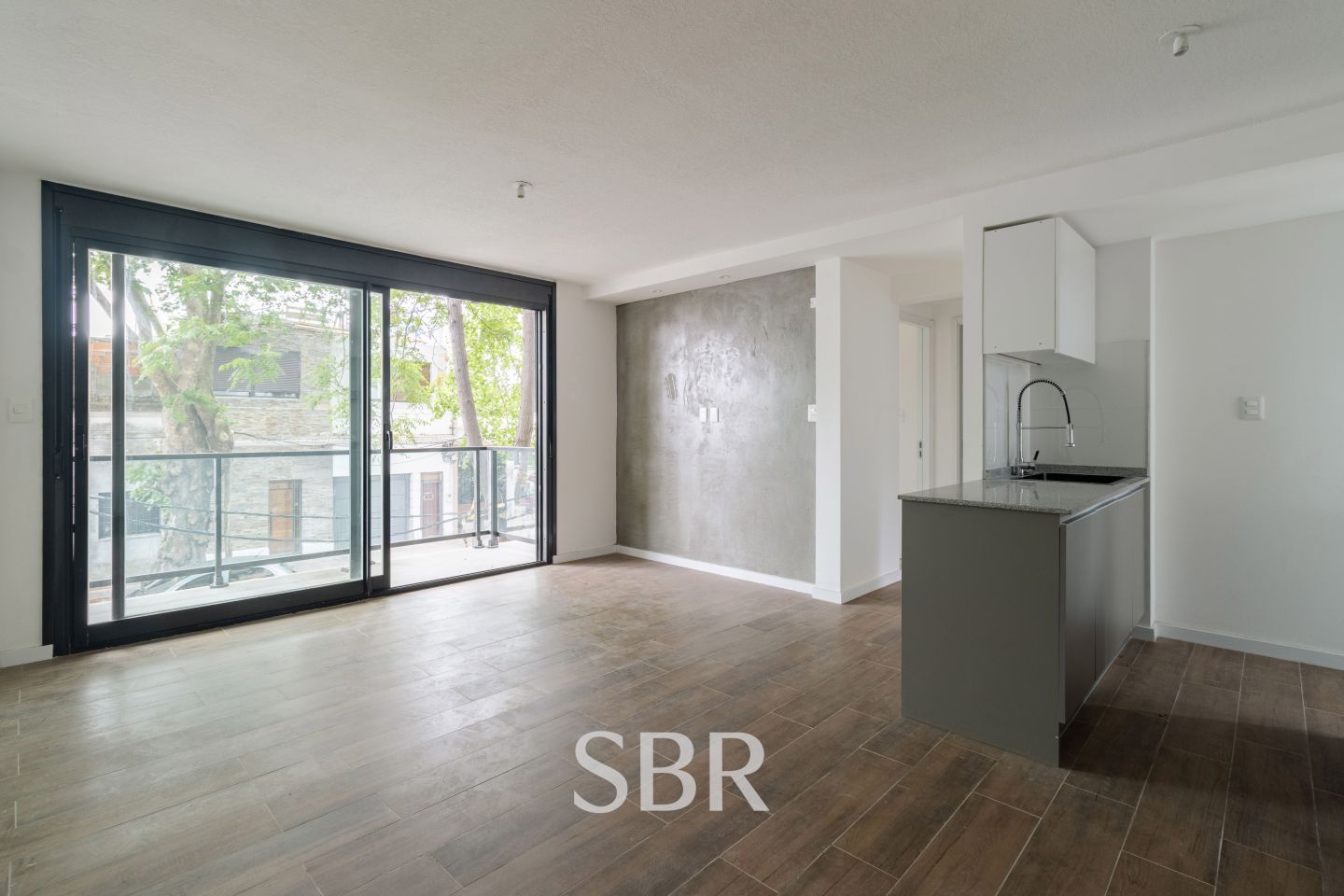 Venta apartamento 2 dormitorios en Tres Cruces con patio y cochera doble