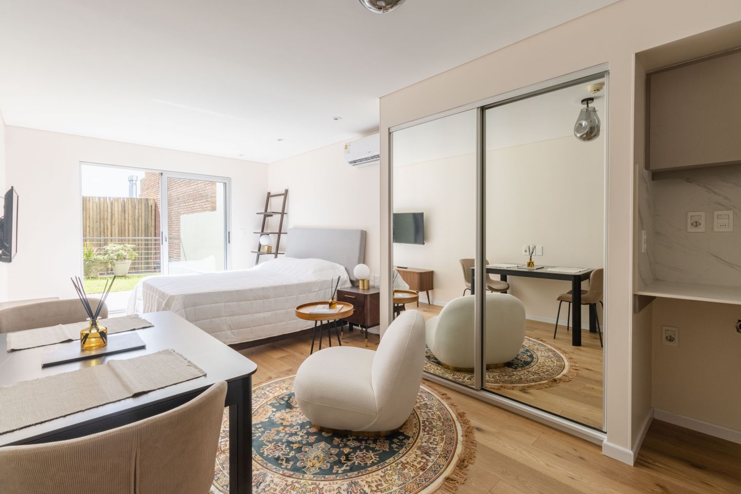 Alquiler apartamento monoambiente con jardín y cochera en la rambla de Carrasco