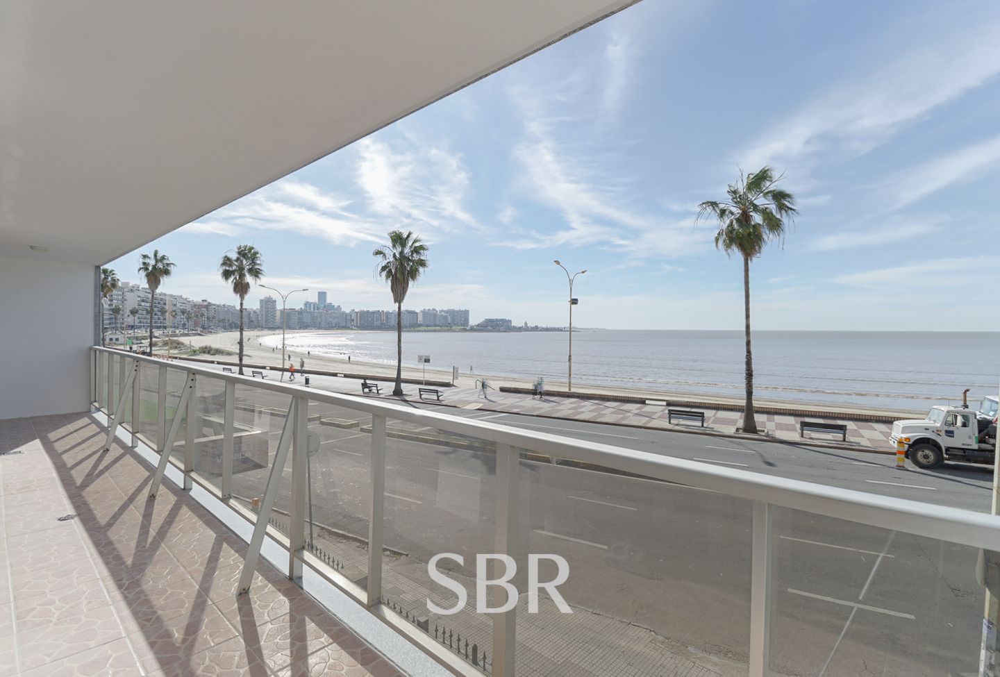 Alquiler apartamento 3 dormitorios con terraza y patio en la rambla de Pocitos