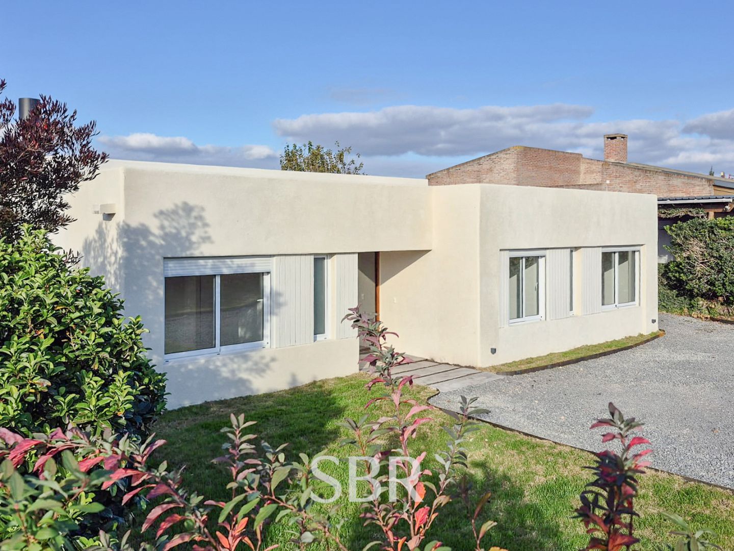 Venta casa 3 dormitorios en Barrio San Isidro, Mercedes. Barbacoa, jardin, garage, seguridad.