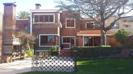 Impresionante Chalet De Excelente Construcción!