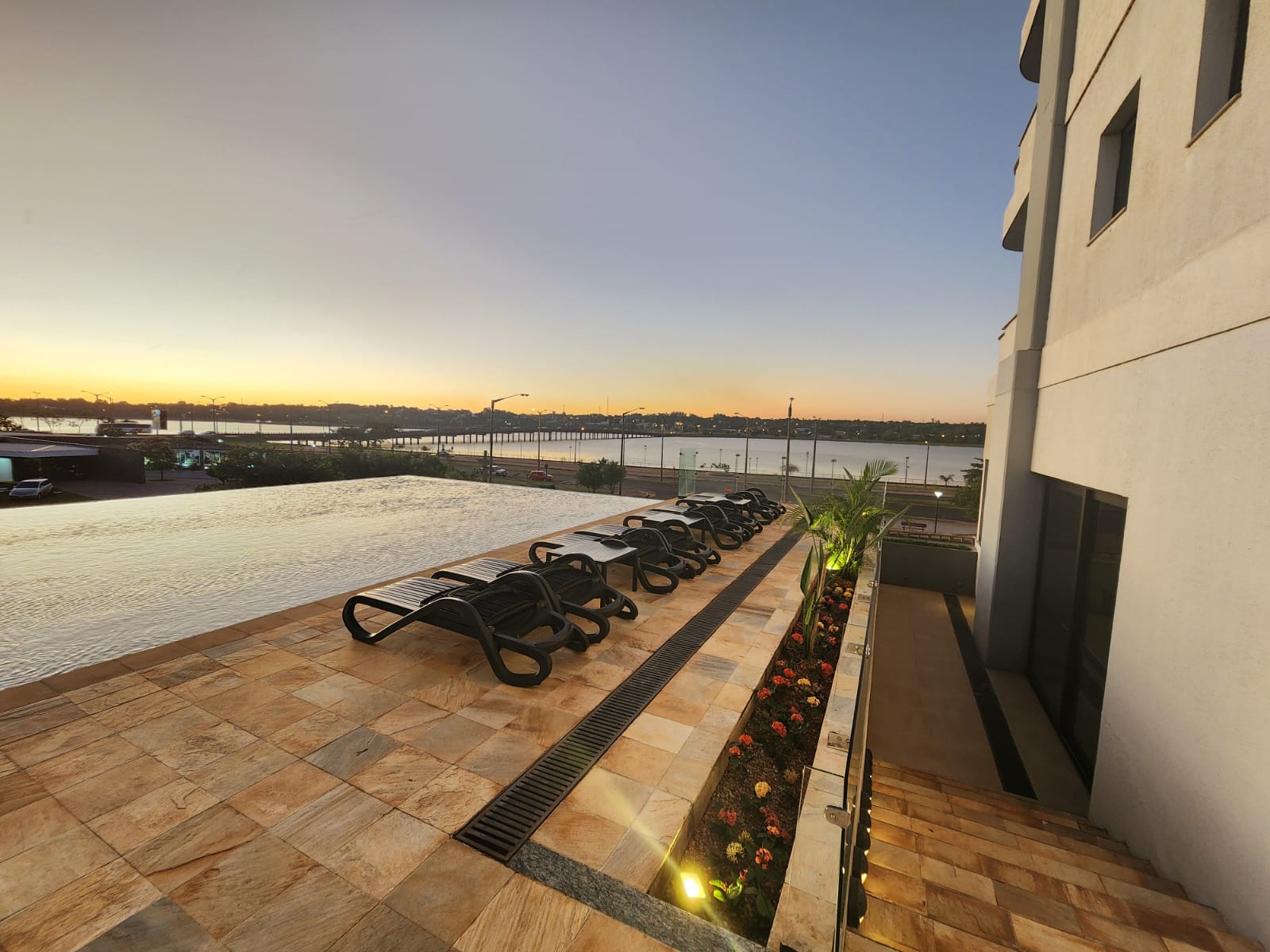 VENDO DEPARTAMENTO A PASOS DE LA COSTANERA DE ENCARNACION — foto 3