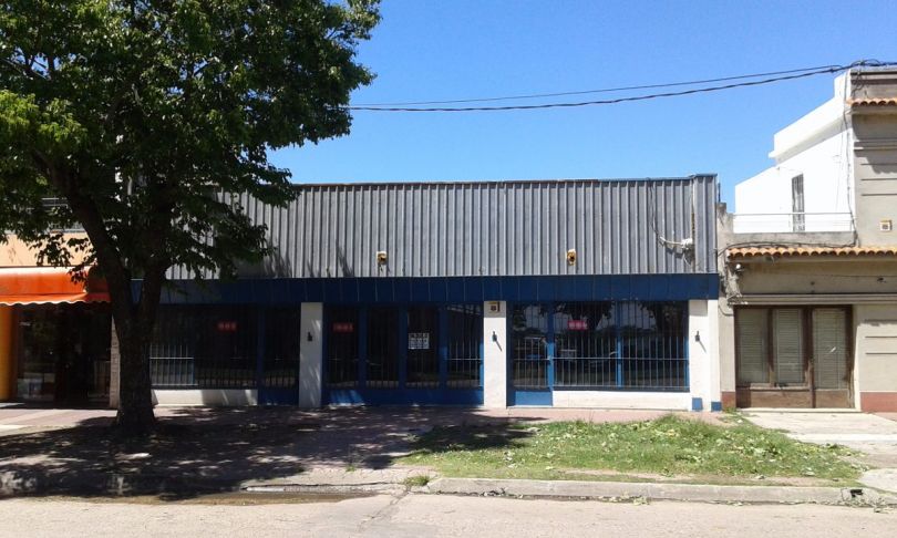 Local Comercial, Frente A Dos Calles, Entrada De Camiones · Foto 1