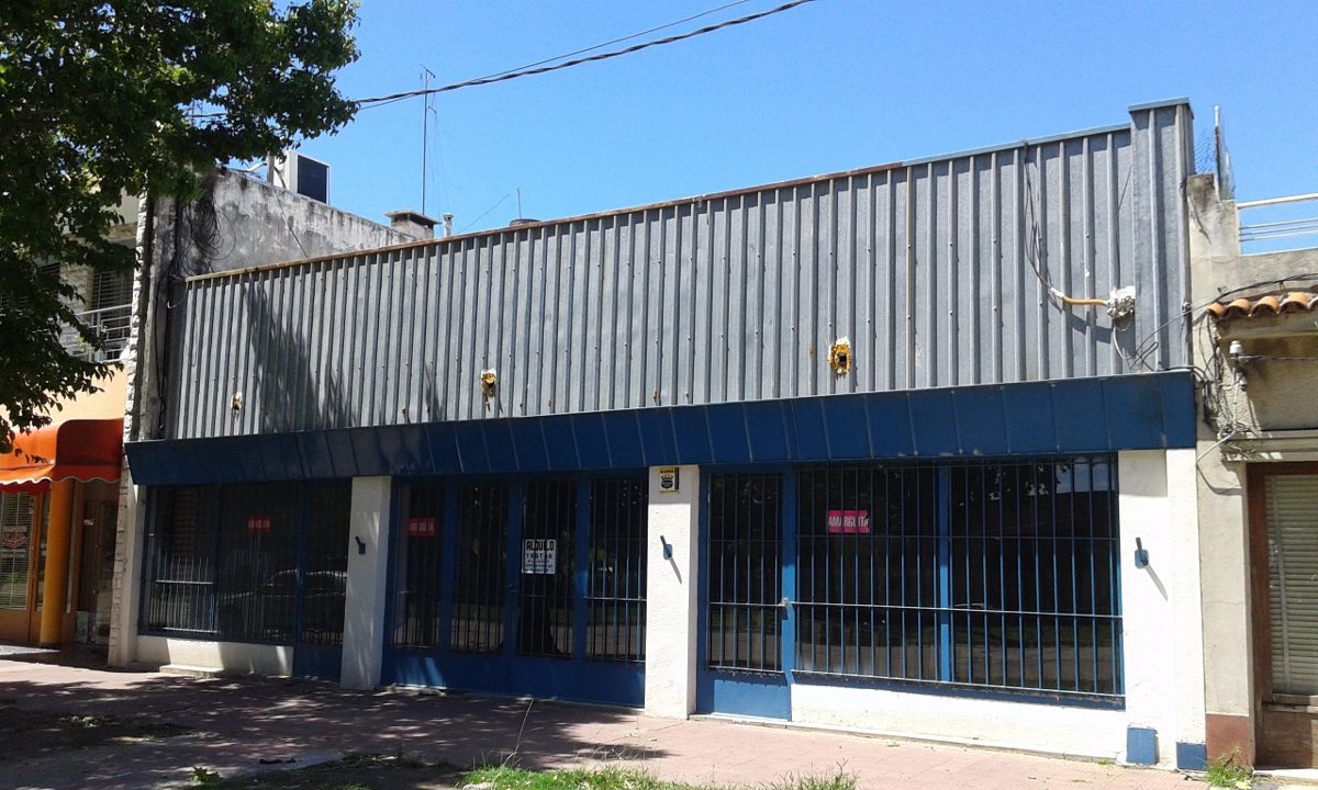 Local Comercial, Frente A Dos Calles, Entrada De Camiones · Foto 3