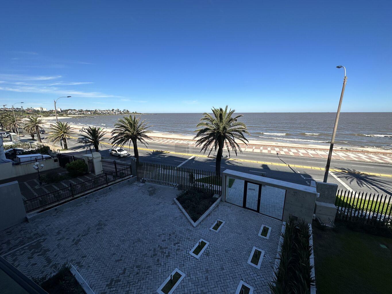 Alquiler de exclusivo apartamento 1 dormitorio garaje Rambla de Malvín frente a Playa Honda · Photo 2