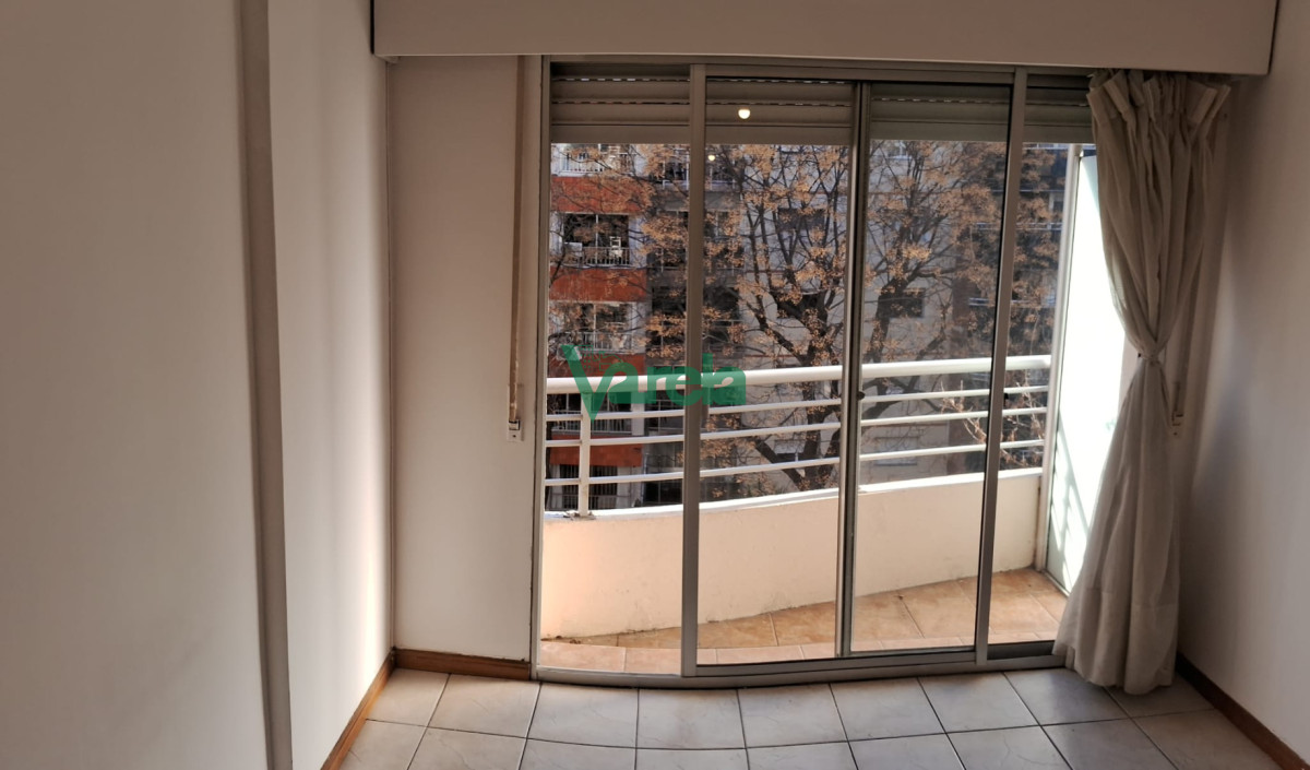 Alquiler Pocitos, Rambla, apartamento monoambiente con terraza