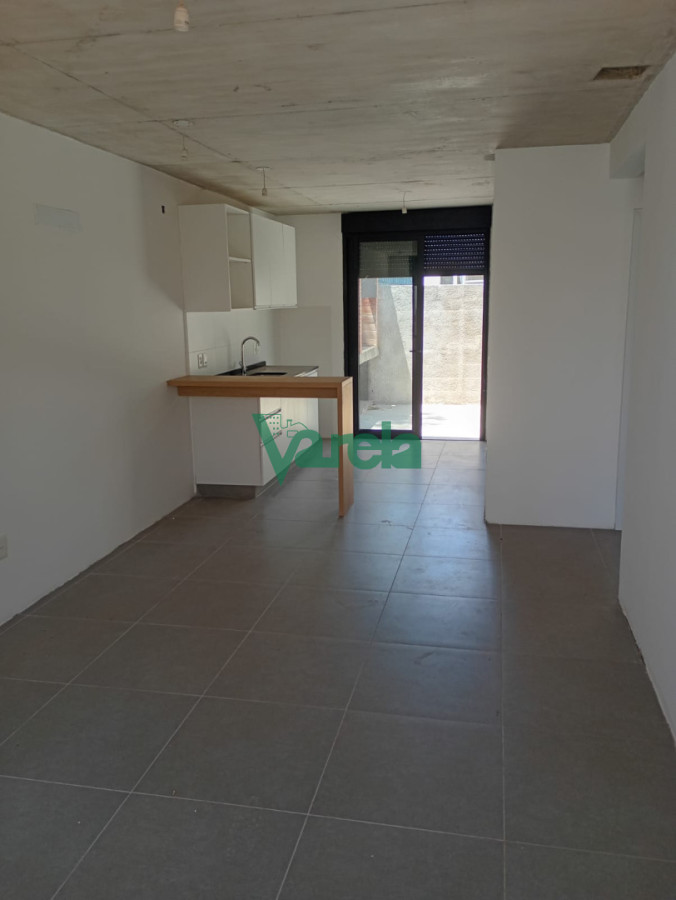 Alquiler Casa  Malvín Norte, 2 dormitorios, 1 baños, cochera, patio con parrillero
