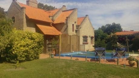Casa Con Gran Porte , Próxima A Servicios.