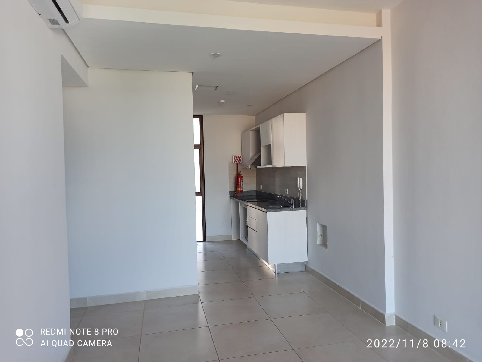 ¡Exclusivo! Alquilo Moderno Departamento de 1 Dormitorio en el Prestigioso Barrio Mburucuyá. — foto 3