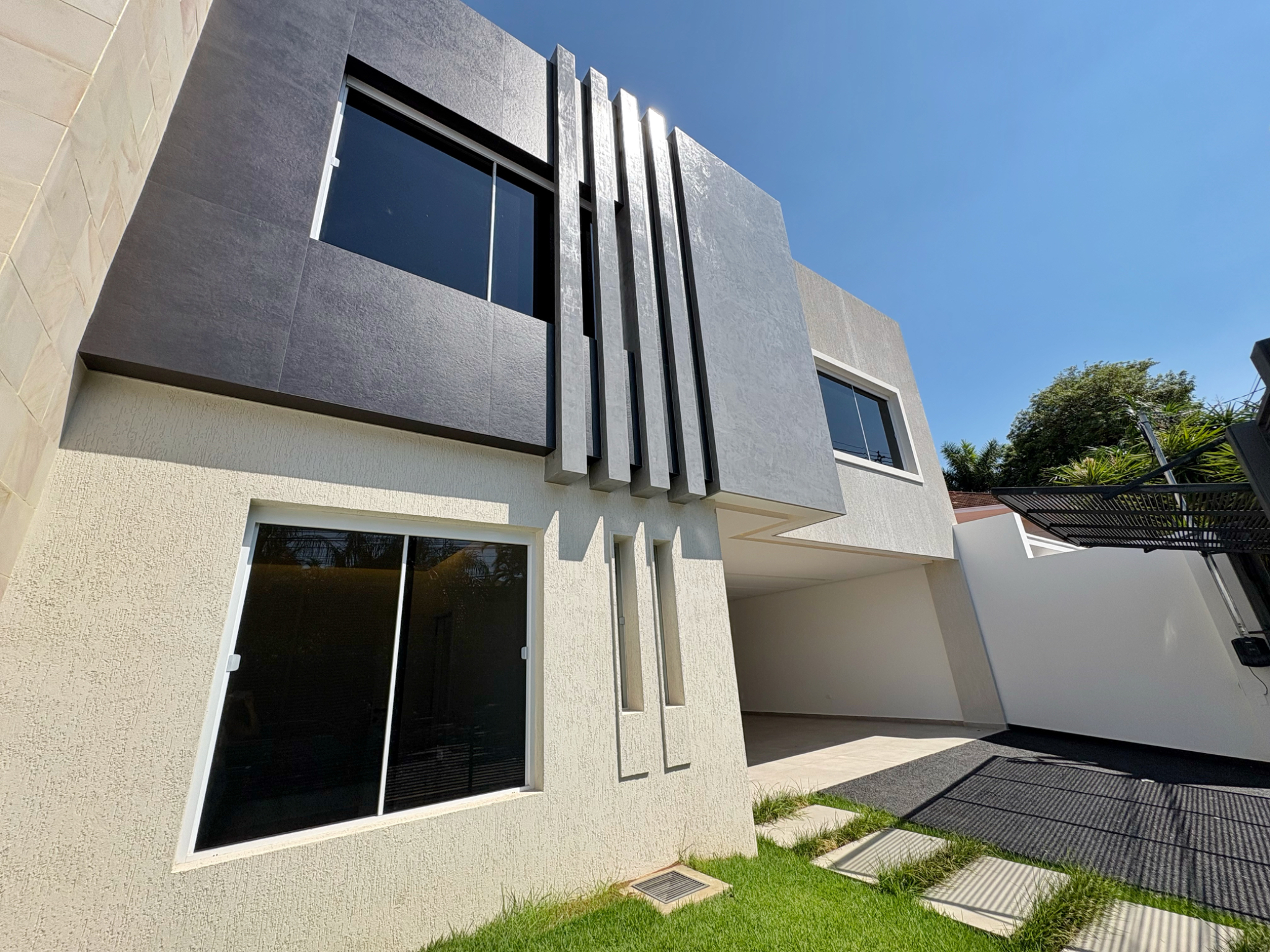 RESIDENCIA MINIMALISTA A ESTRENAR CON 5 SUITES — foto 2