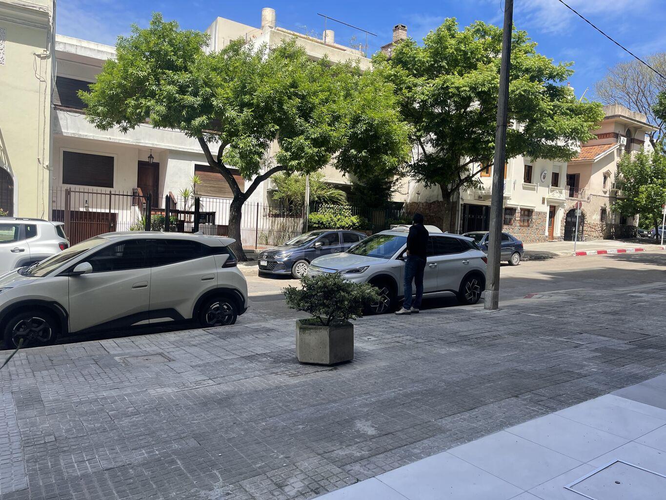ALQUILER LOCAL POCITOS EN JUAN MARIA PEREZ · Foto 2