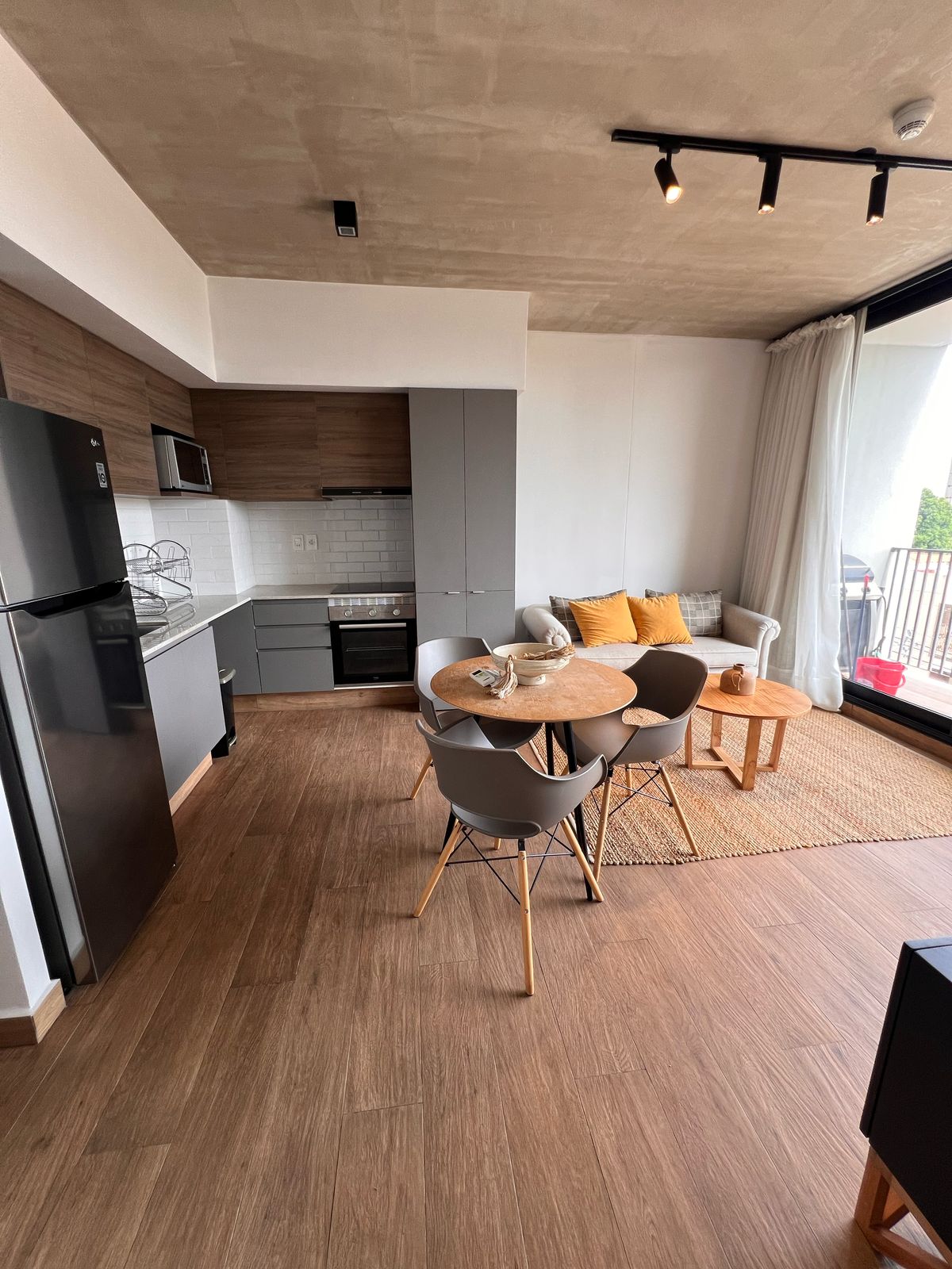 EN ALQUILER -  Hermoso departamento amoblado y equipado corazón de Villa Morra — foto 3