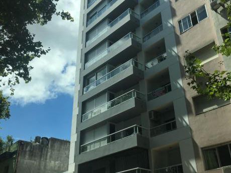 A Dos Cuadras De Av. 18 De Julio.