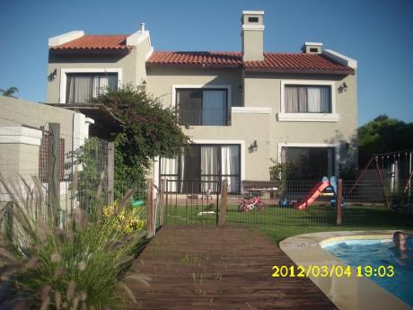 Espectacular Chalet De 2 Plantas A Metros De La Rambla