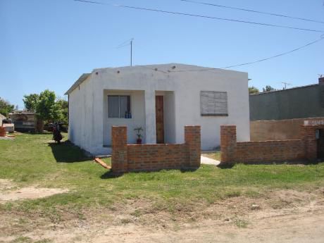 2 Casas En Un Mismo Terreno- 2 Dormitorios, Cocina-com-LIV-integrados Y Baño