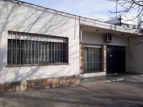Muy Buena Casa En Pueblo Nuevo, 3 Dorm, Garaje, Gran Fondo