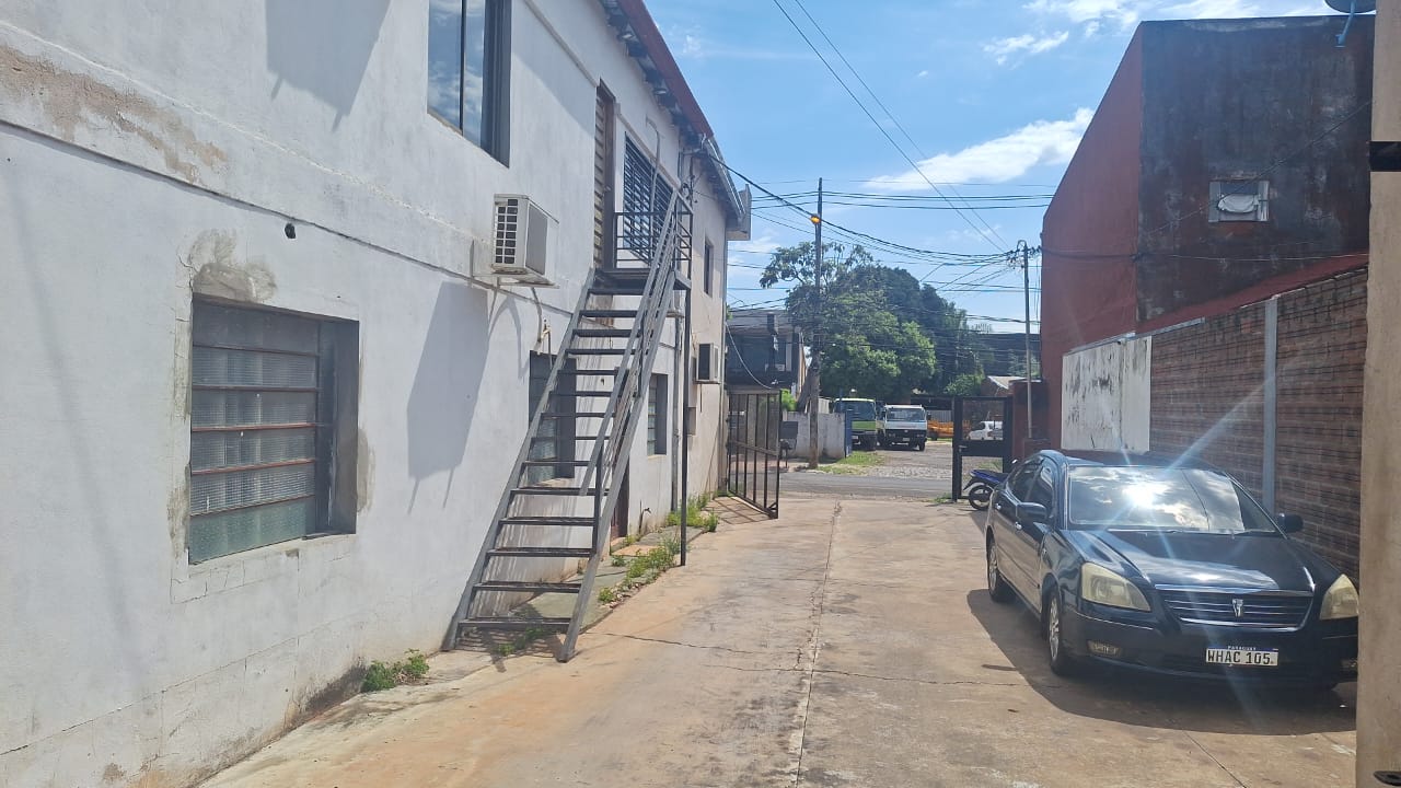 En alquiler amplio depósito en pleno centro de Encarnación — foto 2