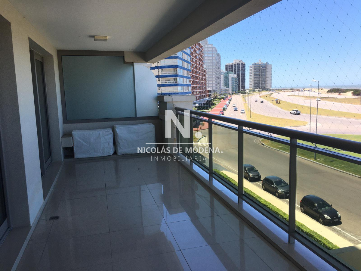 Apartamento en venta de 3 dormitorios en Torre Imperiale , Punta del este