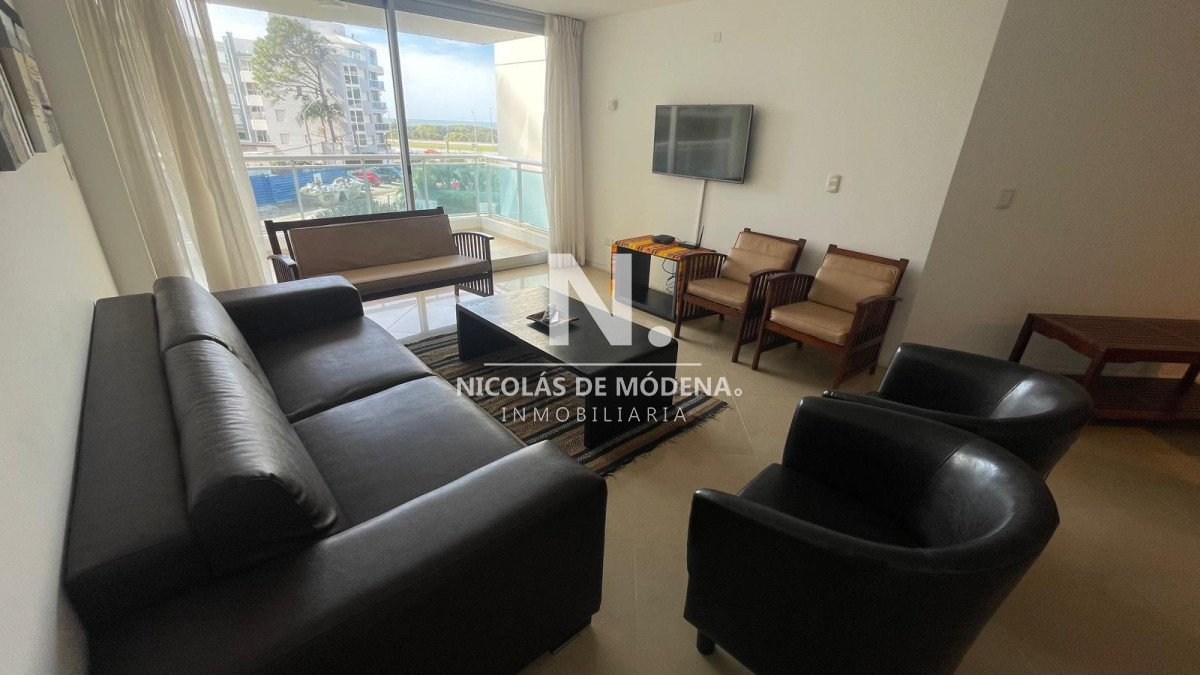 Apartamento en venta de 3 dormitorios y dependencia en Punta del Este