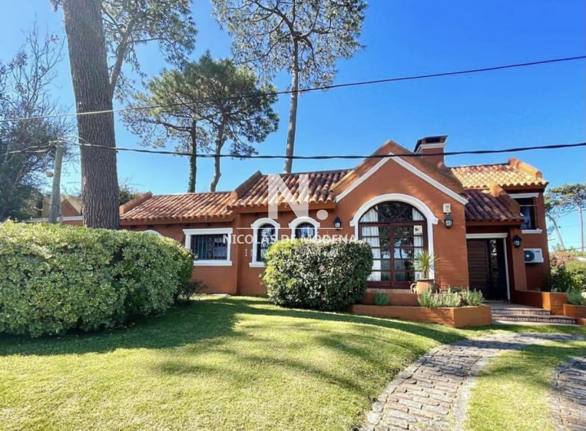 Vende casa de 3 dormitorios en suite con piscina, jardÍn y parrilla, en Mansa- Punta del Este.