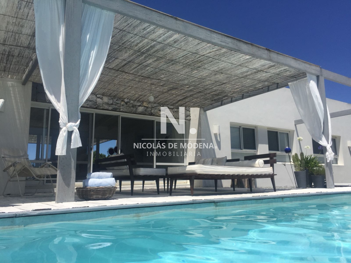 Casa en venta y alquiler de estilo minimalista dentro de Barrio Privado El Quijote, La Barra.