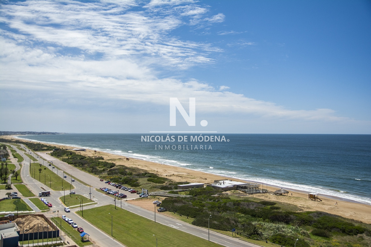 Apartamento de 4 dormitorios en venta en Torre Tiburon, Playa Brava frente al mar