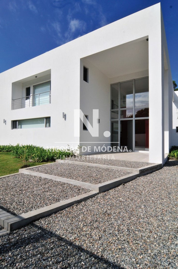 Venta de casa Minimalista en Parque del Golf, Punta del Este.