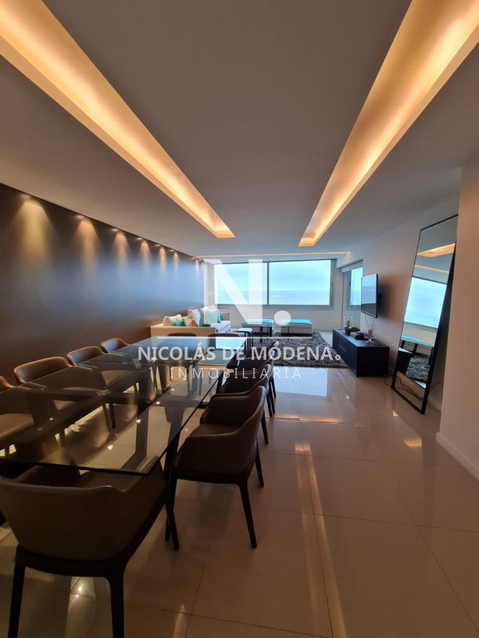 Apartamento de 3 domitorios en suite, frente al mar en Punta del Este.