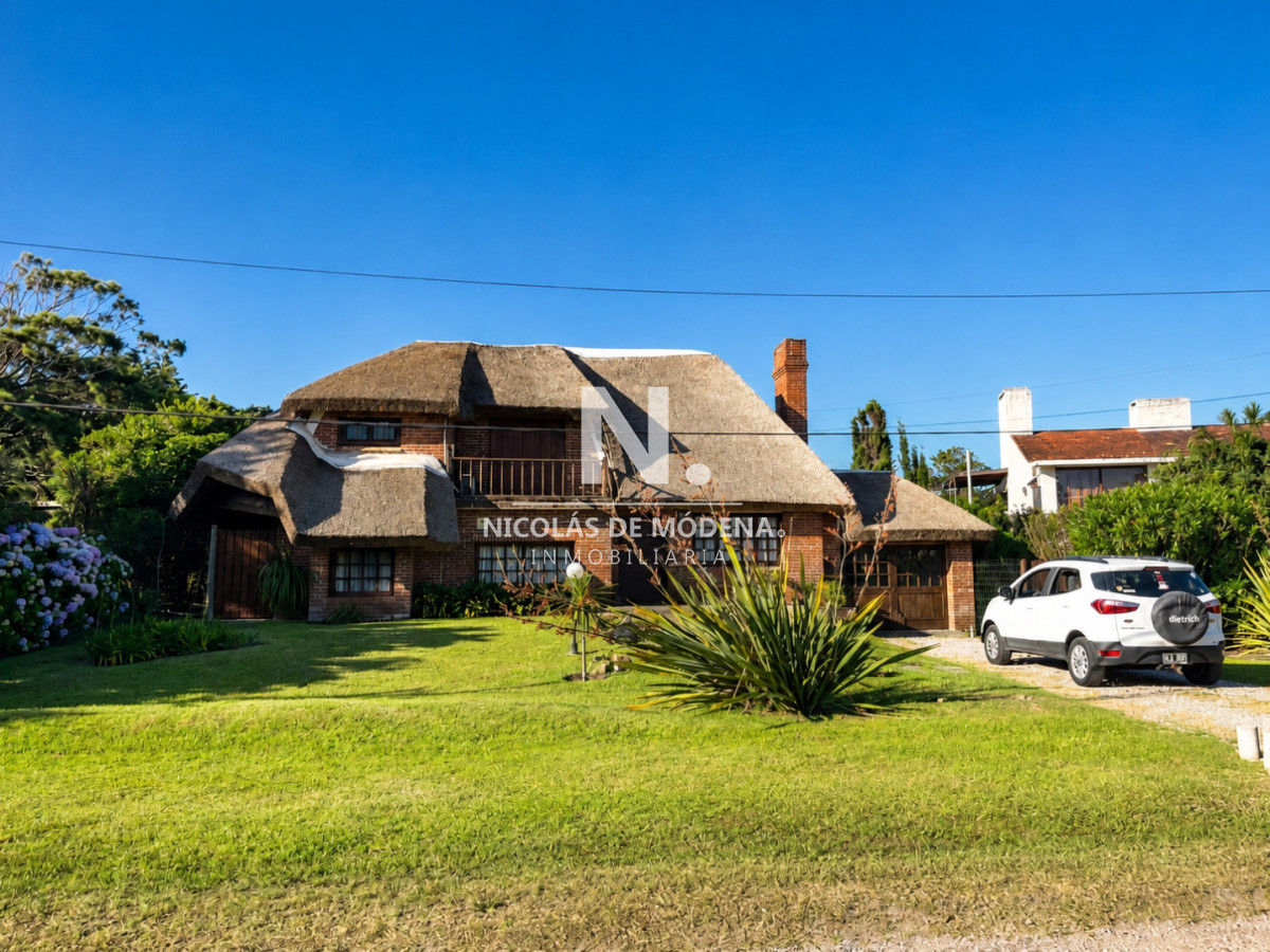Hermosa cabaña de 4 dormitorios en venta a metros de Playa Mansa, Punta del Este
