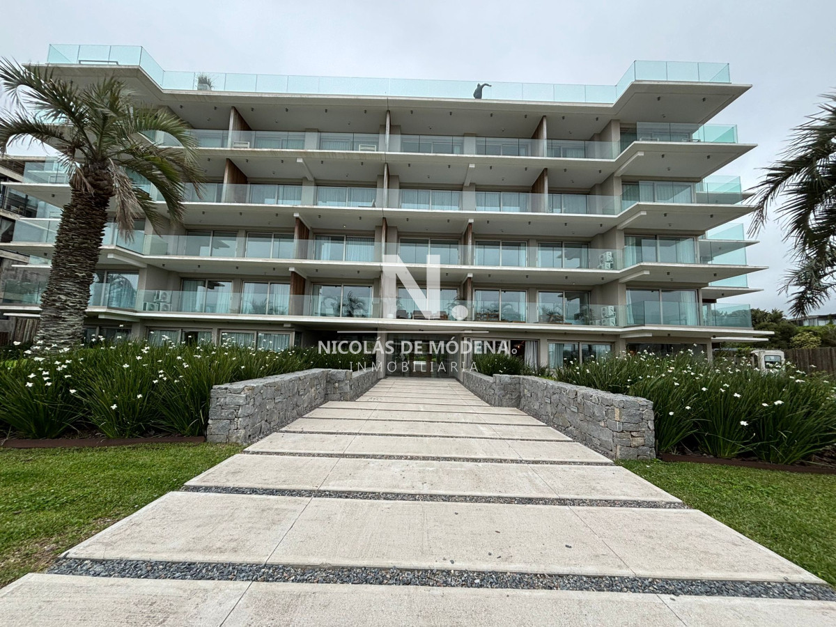 Vende apartamento en Manantiales frente al mar de 2 dormitorios.