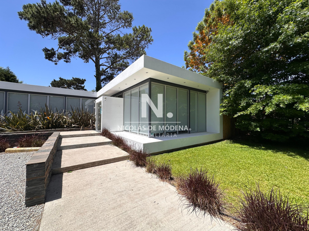 En venta casa tipo clinica en excelente ubicación en Punta del Este de 5 consultorios