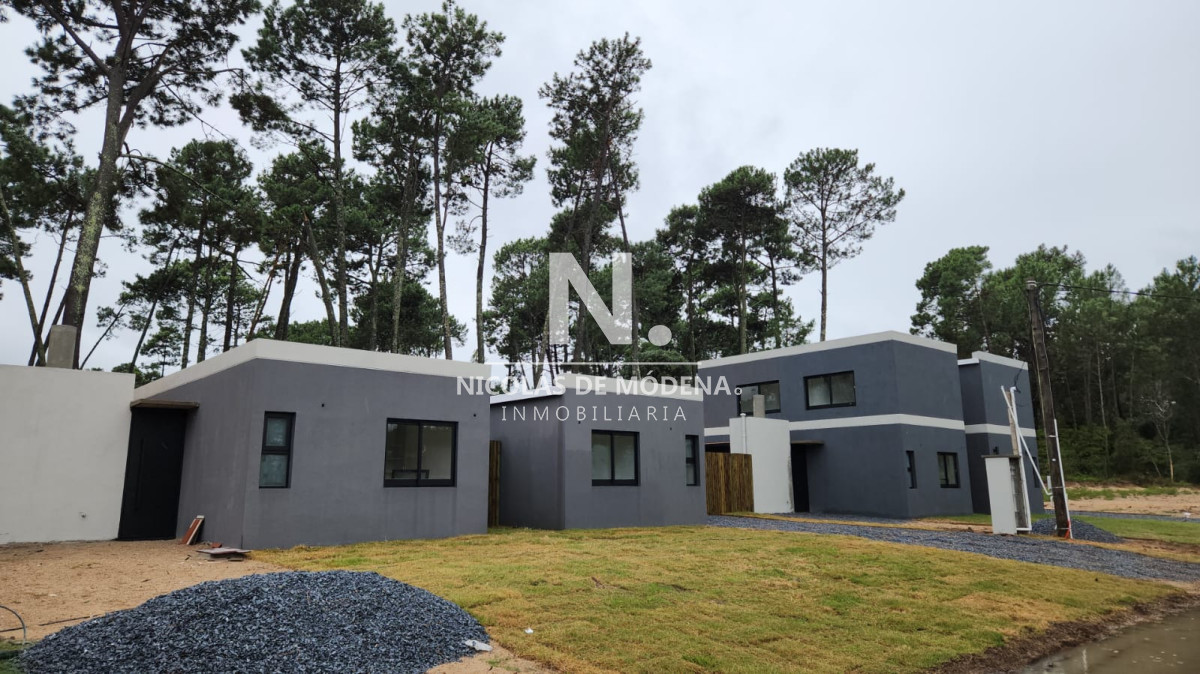 A estrenar casa de 2 dormitorios, en Parque Burnett con parrillero y estacionamiento para 2 autos