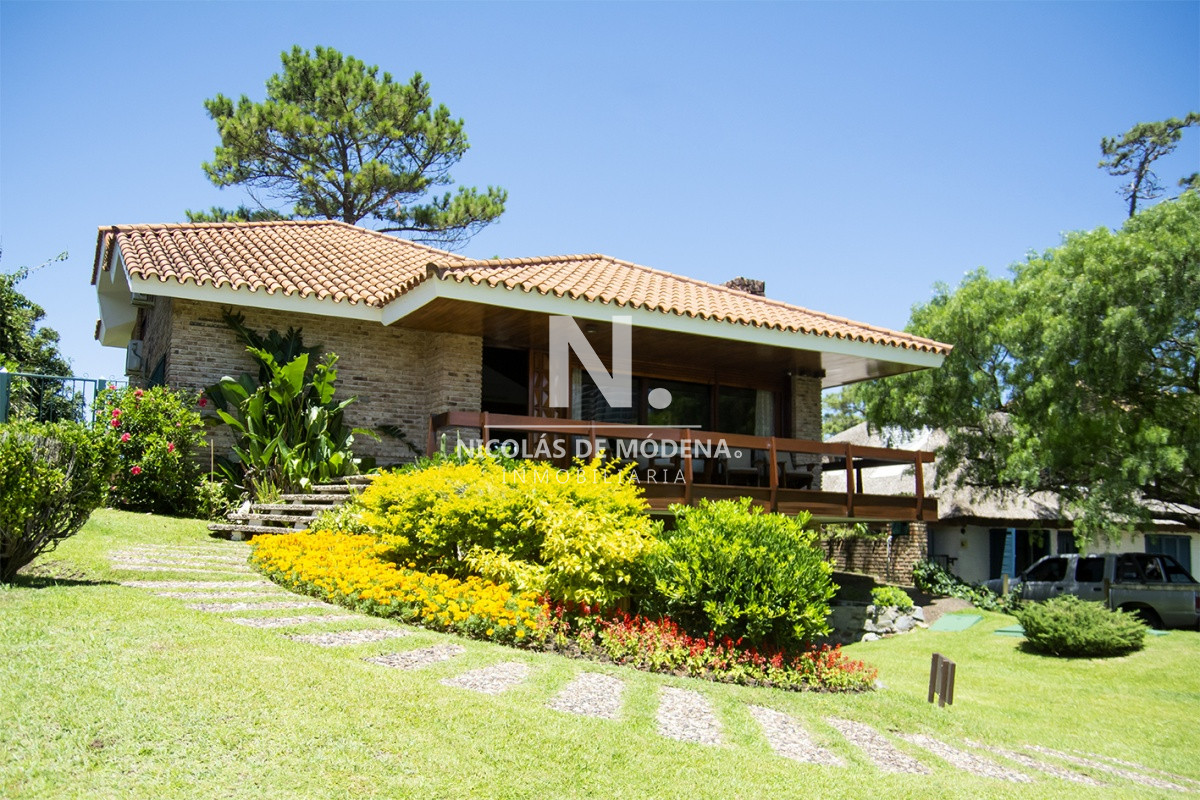 Hermosa casa en venta a pocos metros del mar.