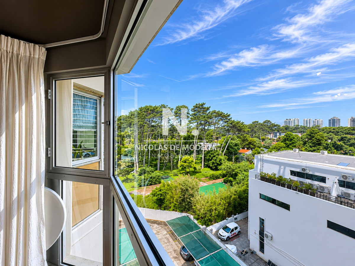 En venta apartamento de 2 dormitorios en Roosevelt, Punta del Este con Parrillero