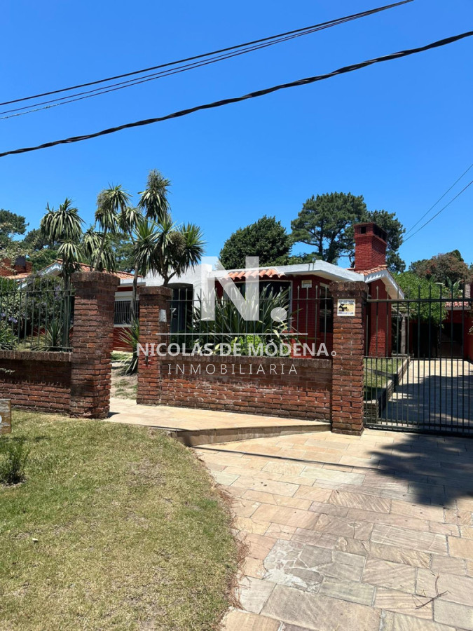 OPORTUNIDAD EN BARRIO CANTEGRIL . VENDO CASA DE 3 DORM. Y 3 BAÑOS EN ZONA DE COLEGIOS, FACULTADES Y CENTROS DE SALUD