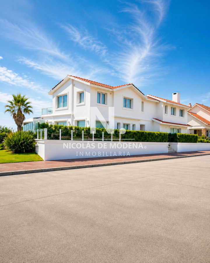 En vanta casa de 6 dormitorios frente al mar en Península, Punta del Este con piscina y parrillero techado