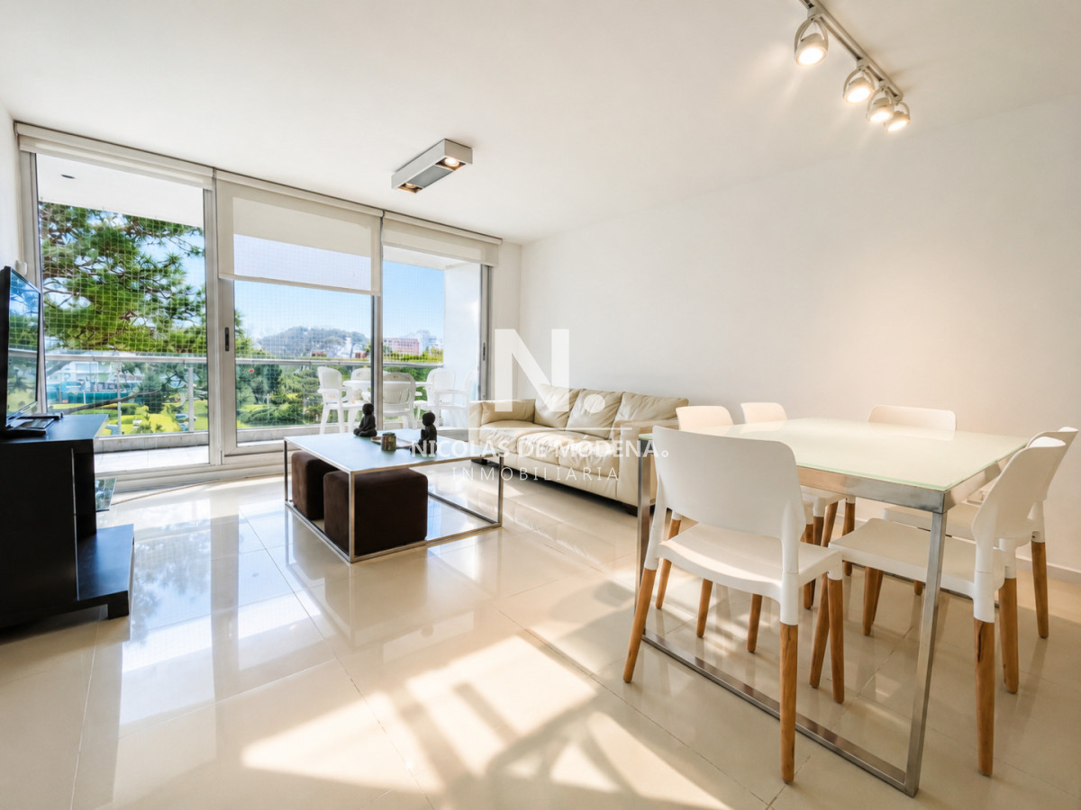 Moderno Apartamento de 2 Dormitorios sobre Roosevelt, a pasos de Playa Brava, en Alquiler Anual