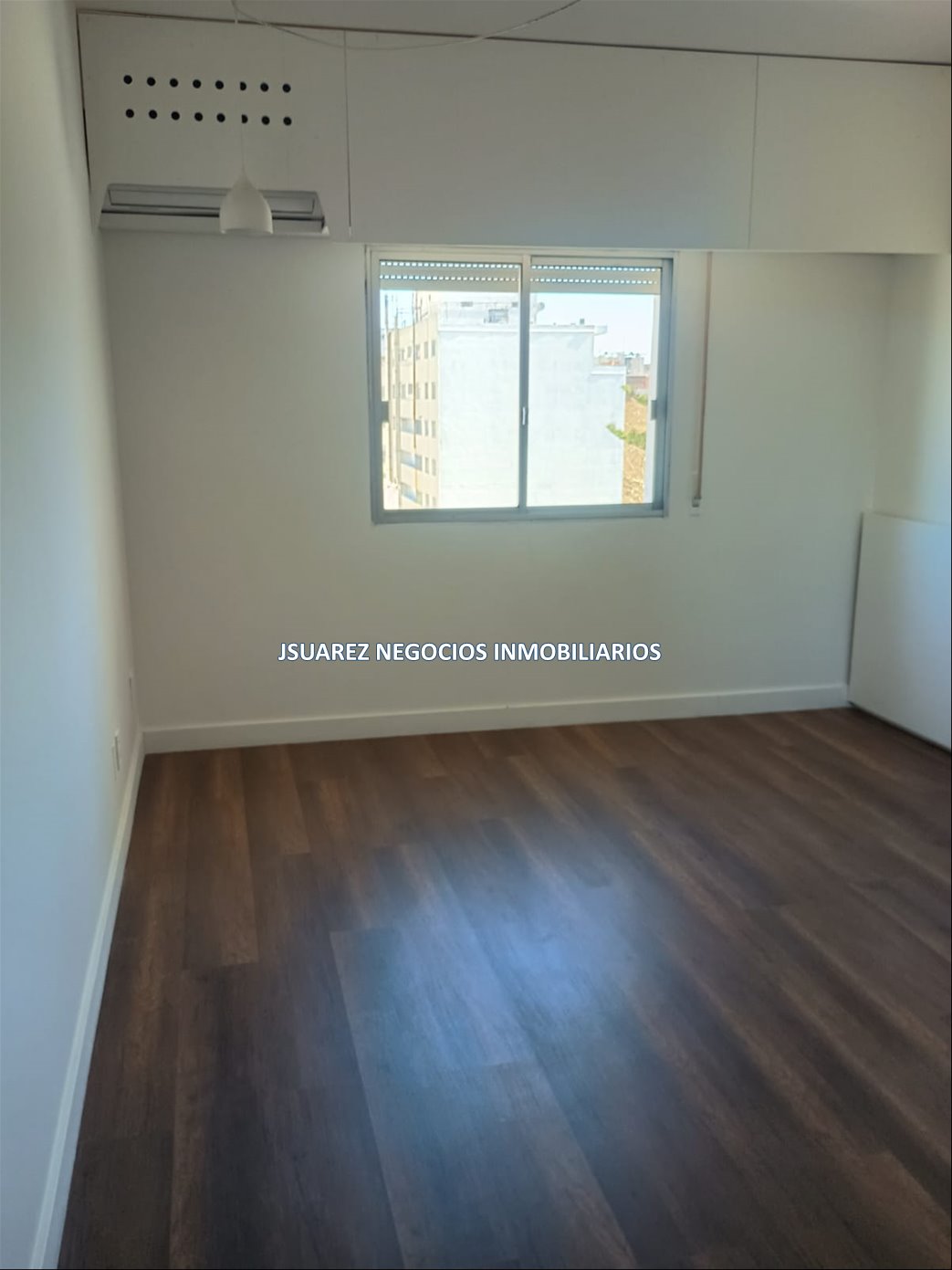 J.S. Alquiler oficina monoambiente Pocitos contrafrente
